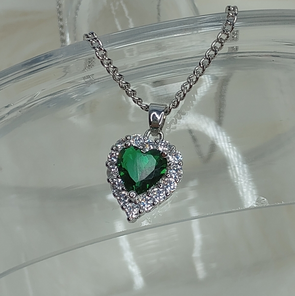 Elegant Silver and Green Heart Necklace - Picture 3 of 17